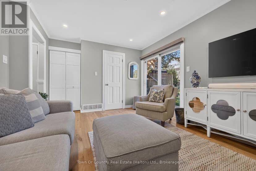 581 Lord Simcoe Court — photo 18 of 40