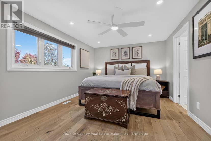 581 Lord Simcoe Court — photo 21 of 40