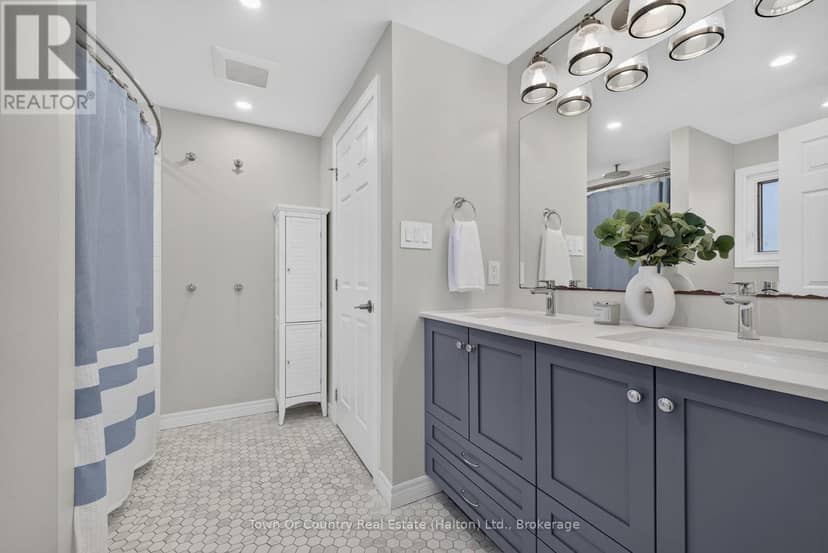 581 Lord Simcoe Court — photo 23 of 40