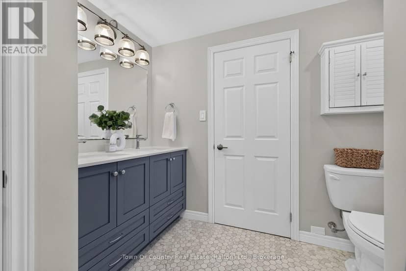 581 Lord Simcoe Court — photo 24 of 40