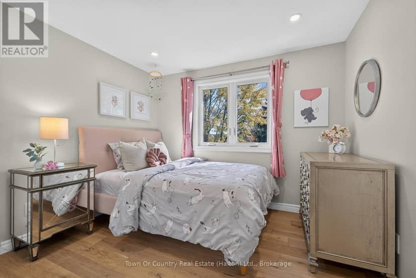 581 Lord Simcoe Court — photo 28 of 40