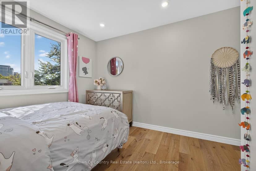 581 Lord Simcoe Court — photo 30 of 40