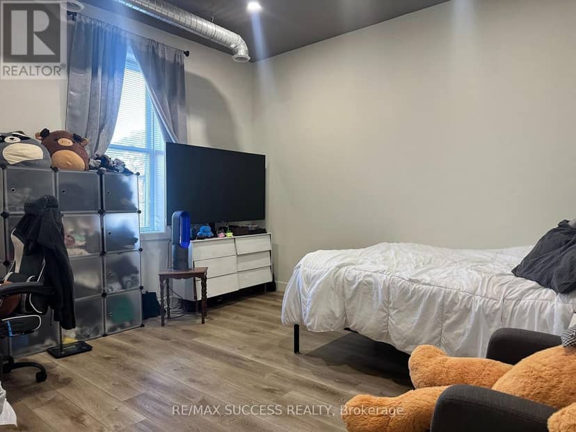 692 Dundas Street — photo 24 of 28