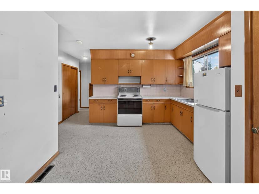 6321 104 AV NW — photo 10 of 40