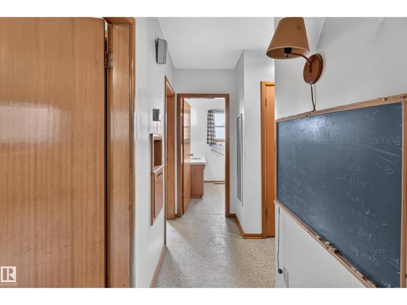 6321 104 AV NW — photo 16 of 40