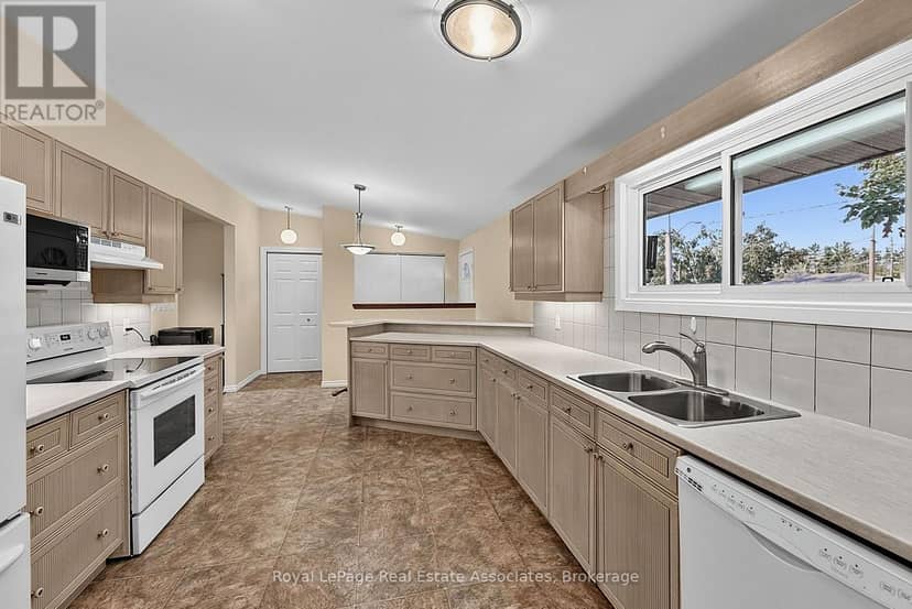 408 Mooney Crescent — photo 16 of 40