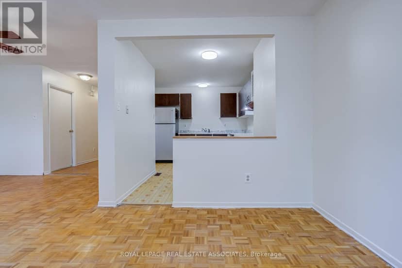 215 Mississauga Valley Boulevard — photo 13 of 40