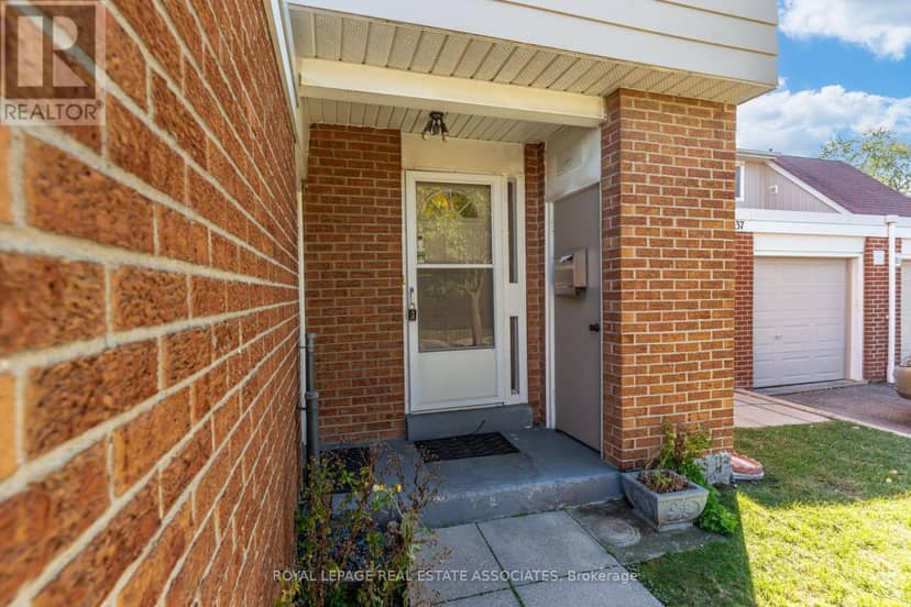 215 Mississauga Valley Boulevard, Mississauga, photo 3
