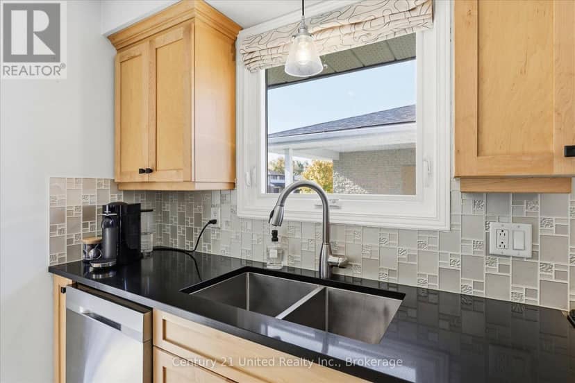 898 Sydenham Road — photo 11 of 40