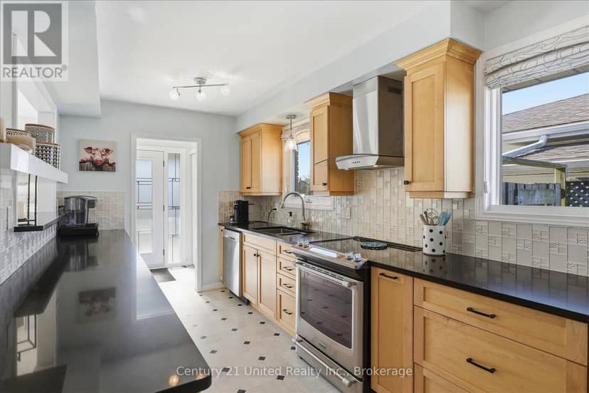 898 Sydenham Road — photo 10 of 40