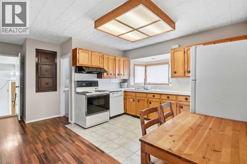 1832 43 Street SE — photo 10 of 33
