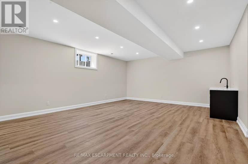 6192 Curlin Crescent — photo 34 of 40