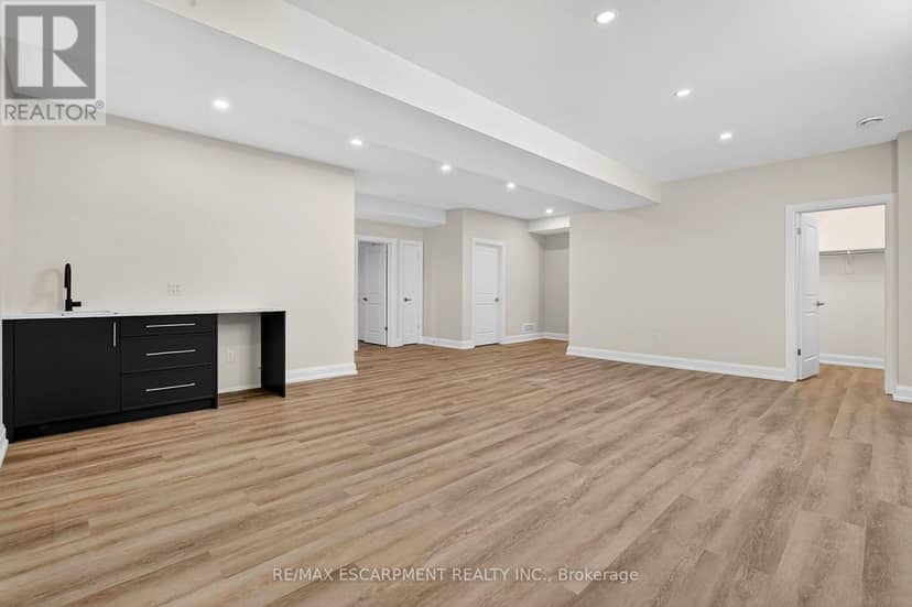 6192 Curlin Crescent — photo 36 of 40