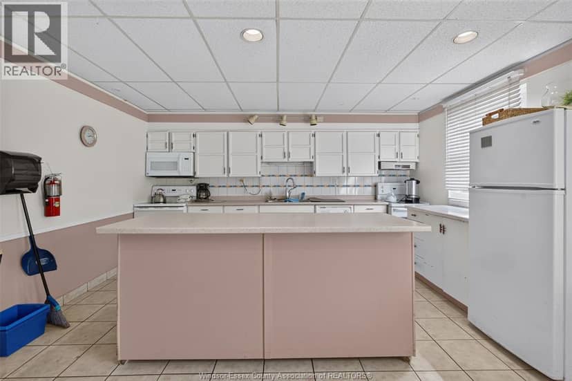 3936 WYANDOTTE STREET East Unit# 810 — photo 33 of 39