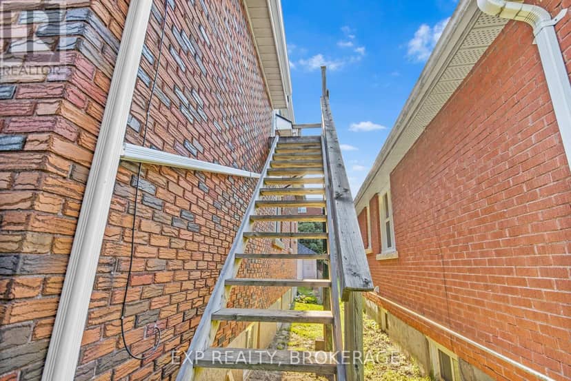 493 College Street — photo 15 of 40