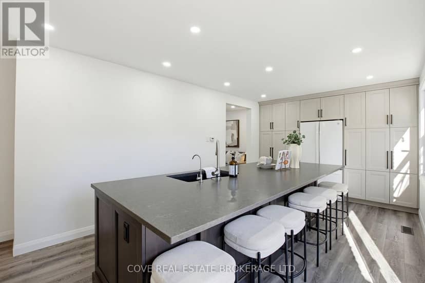 57 Lloyd Manor Crescent — photo 12 of 40