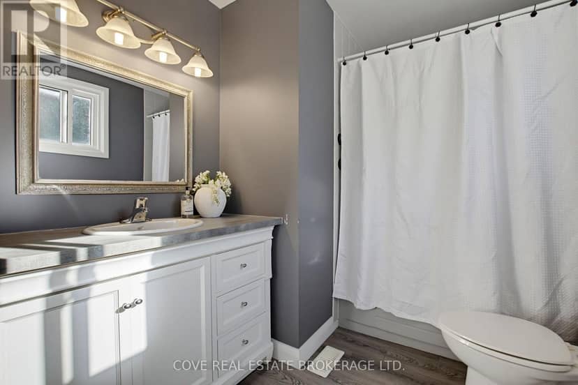 57 Lloyd Manor Crescent — photo 25 of 40