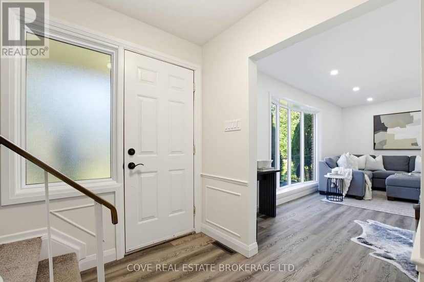 57 Lloyd Manor Crescent, London North, photo 5