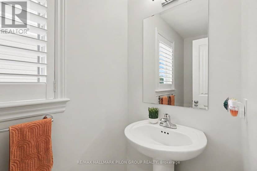 557 Silverbell Crescent — photo 10 of 27