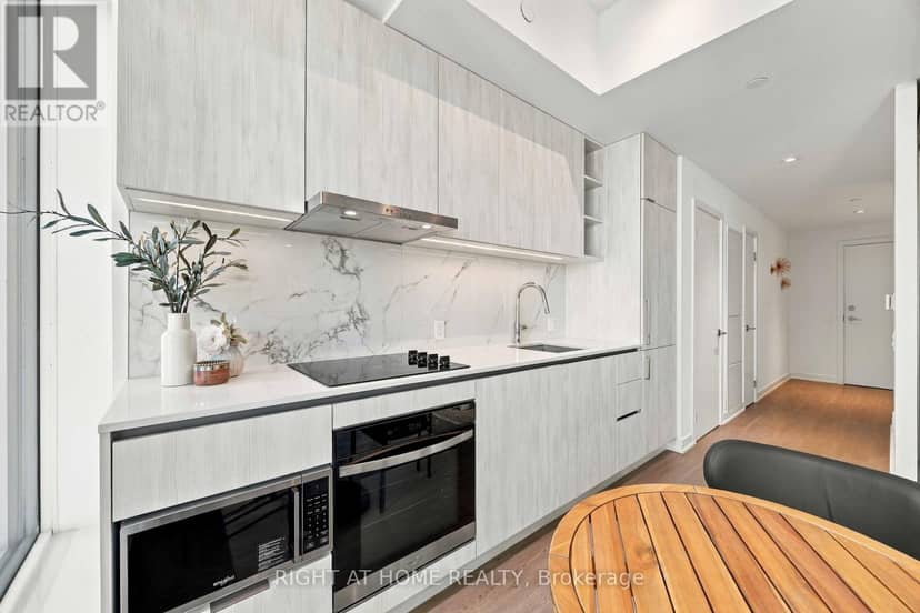5205 - 8 Wellesley Street W — photo 16 of 38