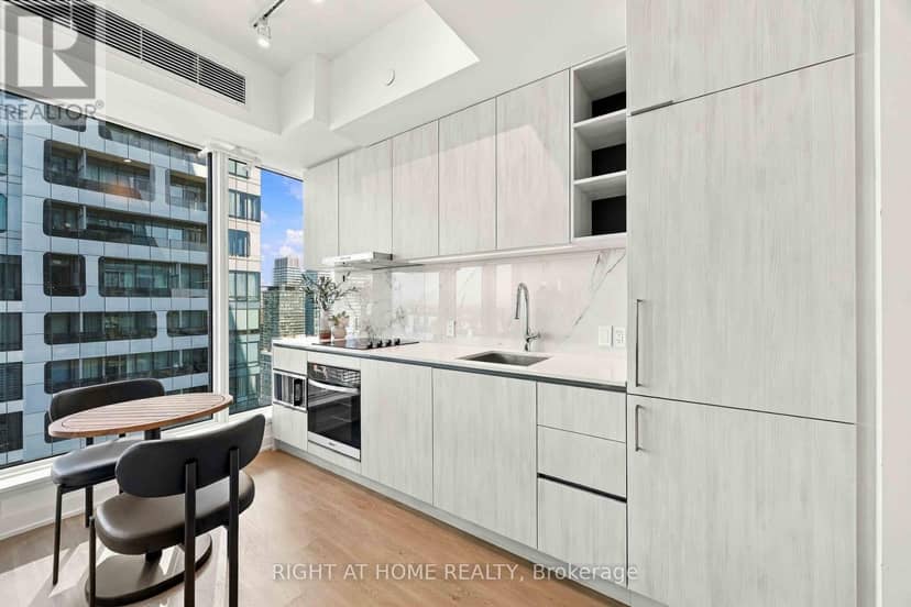 5205 - 8 Wellesley Street W — photo 18 of 38
