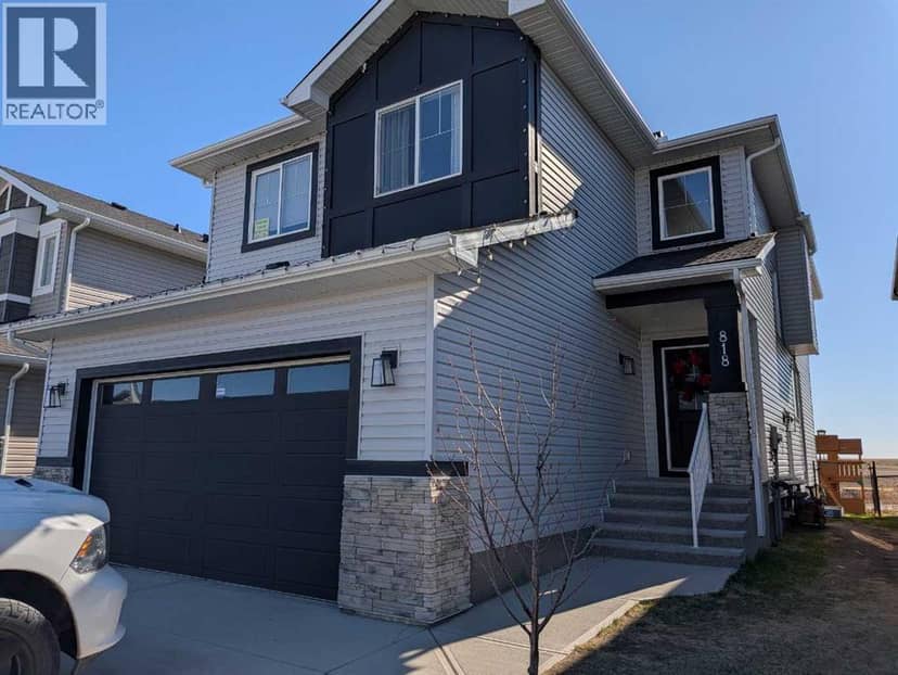 818 Edgefield Street, Strathmore, photo 2