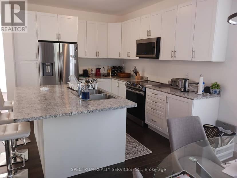 64 Regina Boulevard — photo 10 of 24