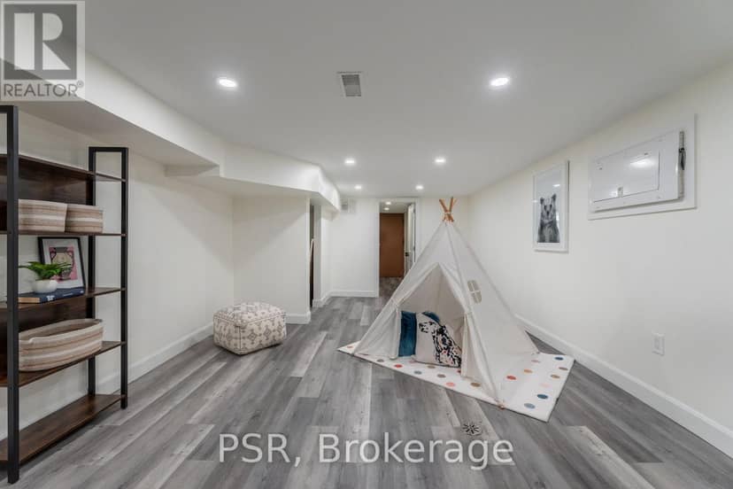 1045 Ossington Avenue — photo 36 of 40