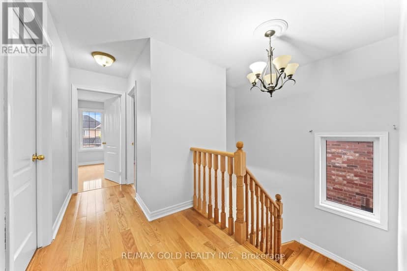 70 Crystalview Crescent — photo 10 of 28