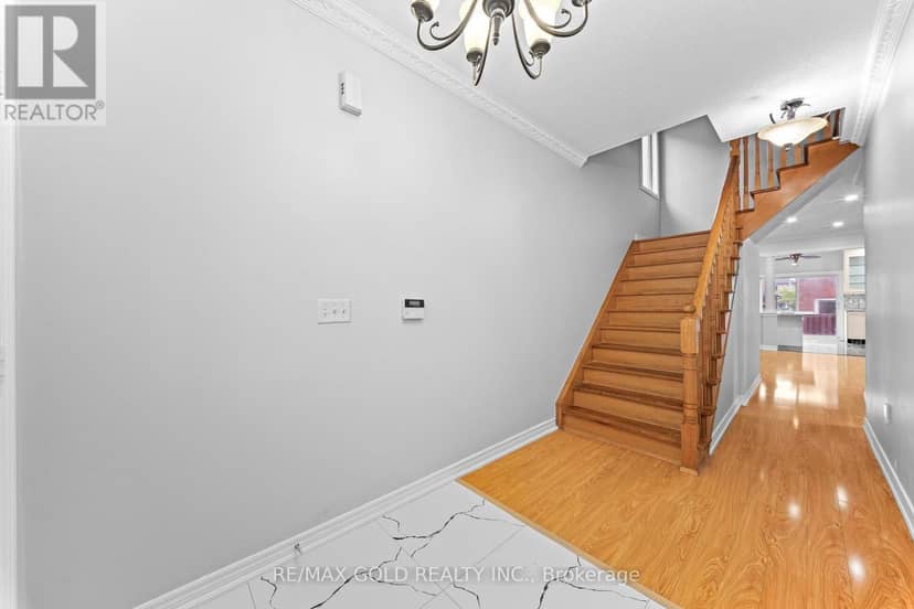 70 Crystalview Crescent, Brampton, photo 2