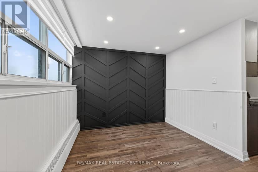 702 - 212 Kerr Street — photo 13 of 40