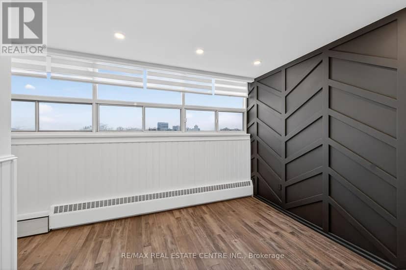 702 - 212 Kerr Street — photo 14 of 40