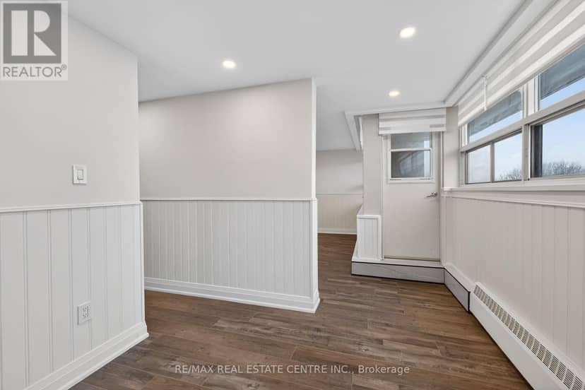 702 - 212 Kerr Street — photo 15 of 40