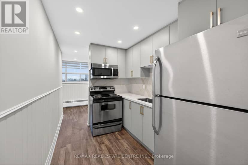 702 - 212 Kerr Street — photo 18 of 40