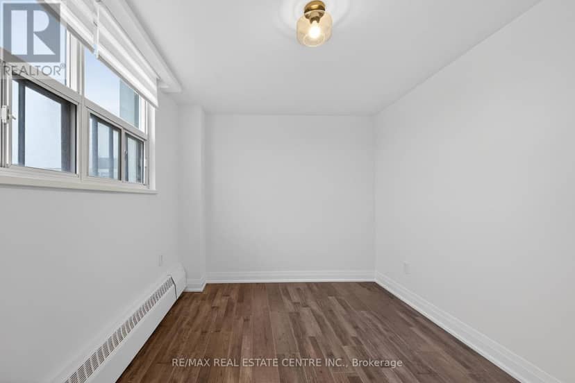 702 - 212 Kerr Street — photo 23 of 40