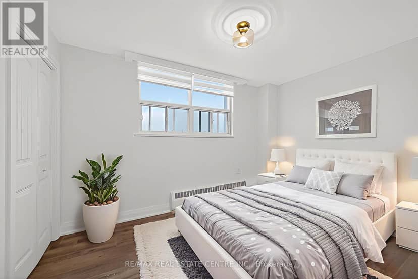 702 - 212 Kerr Street, Oakville, photo 6