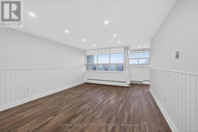 702 - 212 Kerr Street — photo 9 of 40