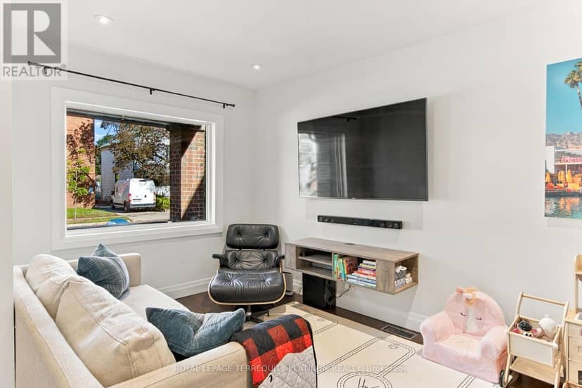 493 Mortimer Avenue, Toronto, photo 4