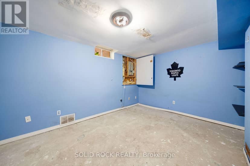 2394 Strathmore Crescent — photo 33 of 40
