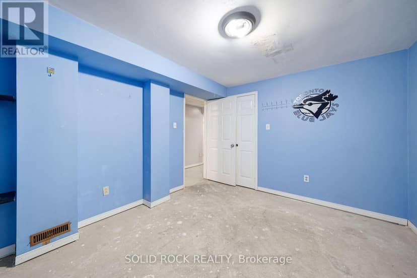 2394 Strathmore Crescent — photo 35 of 40