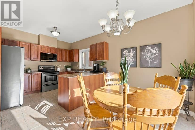 36 Saltzburg Crescent — photo 16 of 40