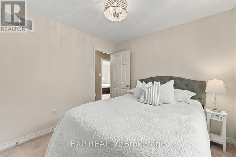 36 Saltzburg Crescent — photo 27 of 40