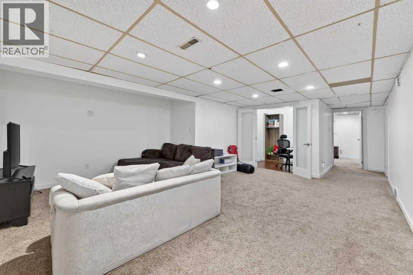 5835 28 Avenue NE — photo 29 of 40