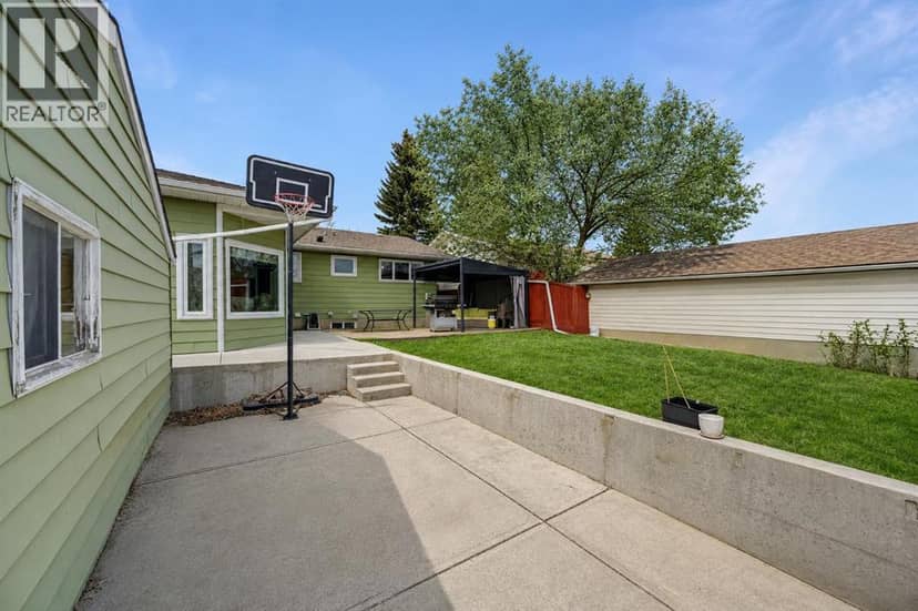 5835 28 Avenue NE — photo 37 of 40