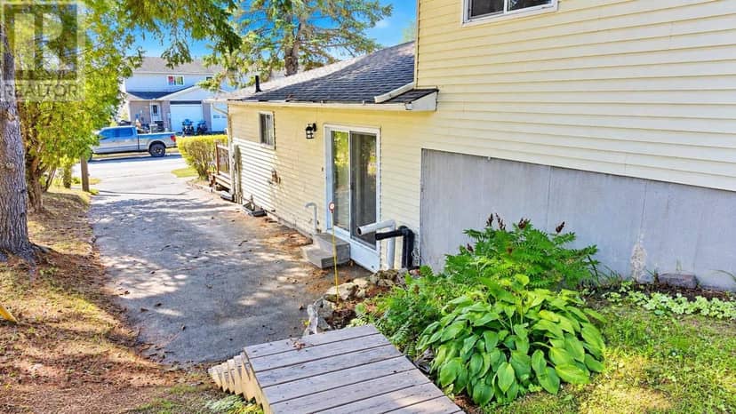2 Farrell Cres — photo 28 of 35