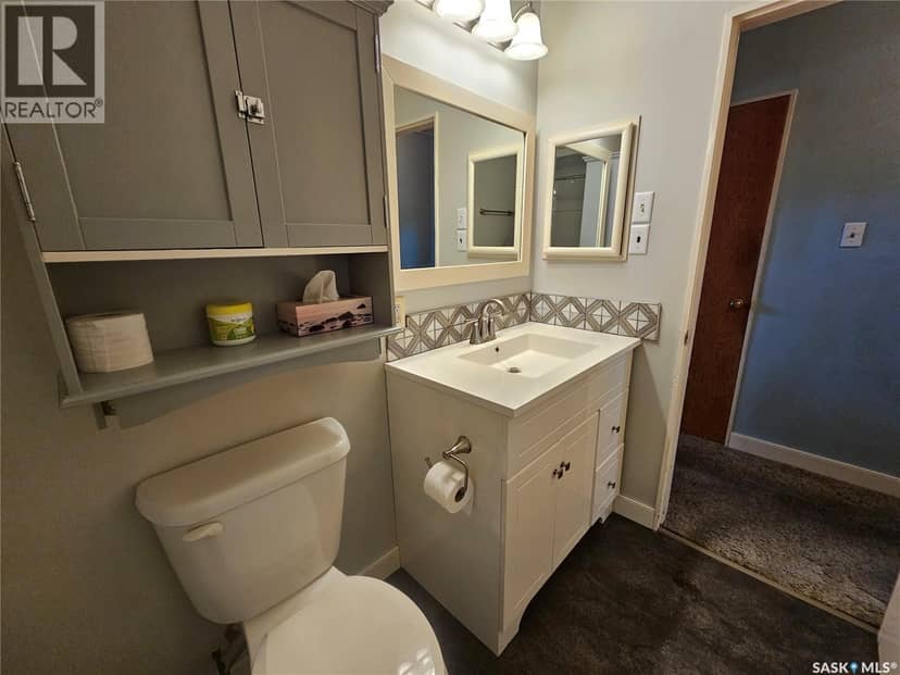 870 11th AVENUE NE — photo 16 of 21