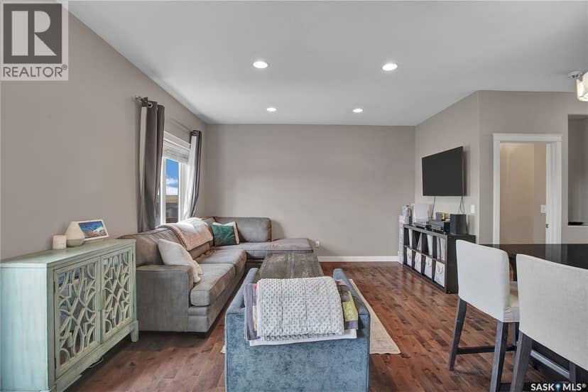 437 Redwood CRESCENT — photo 10 of 32