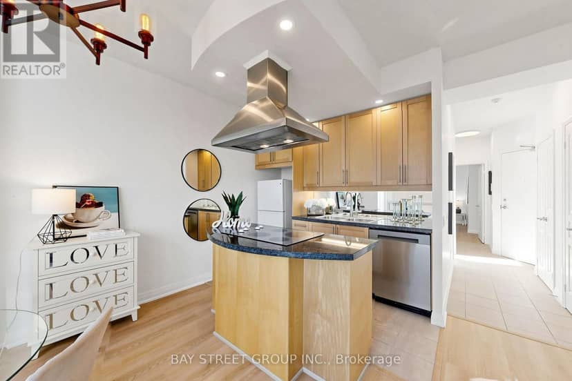 1708 - 1121 Bay Street — photo 13 of 40