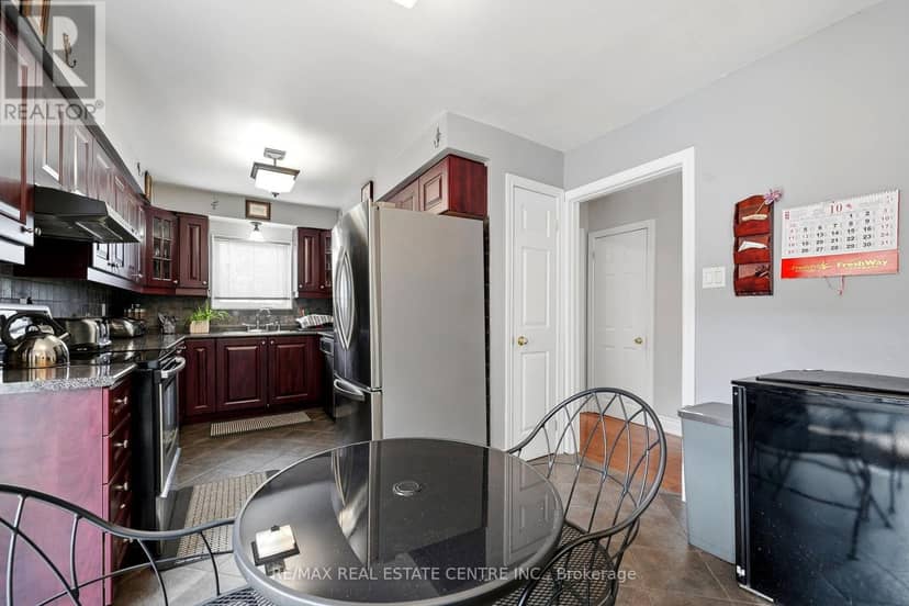 44 Madelaine Crescent — photo 15 of 40