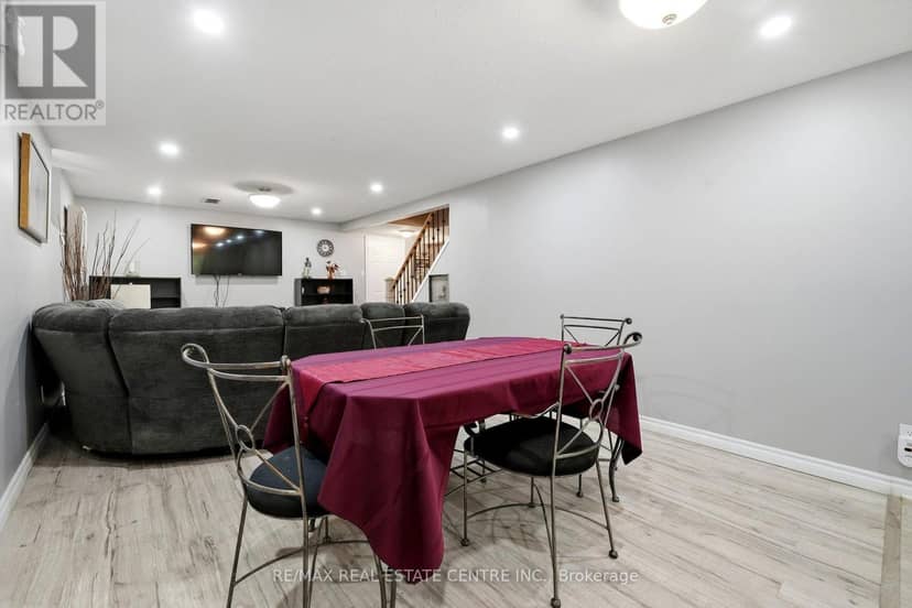 44 Madelaine Crescent — photo 39 of 40